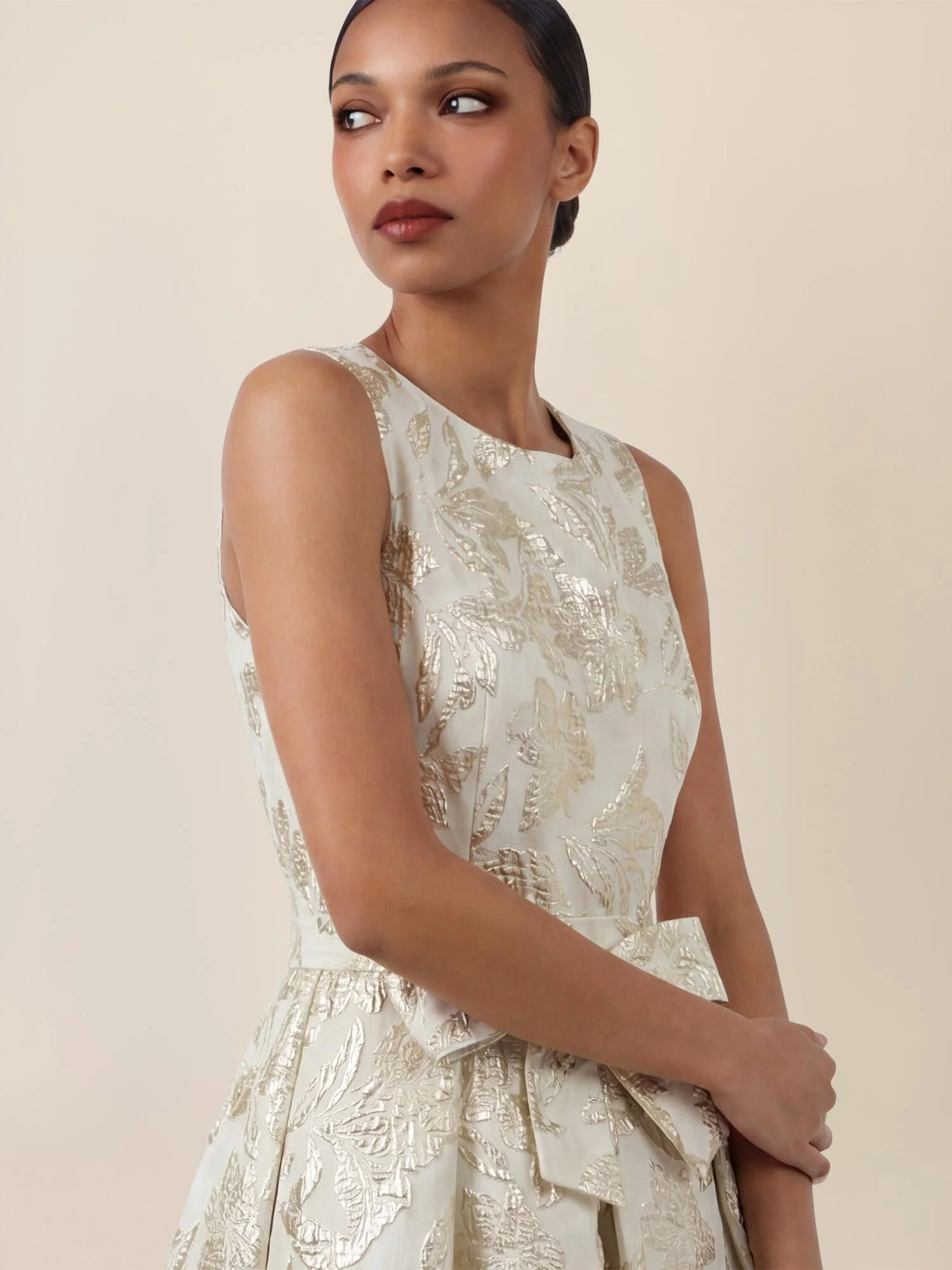 Abendkleid Midi mit schimmerndem Strukturmuster - Image 6