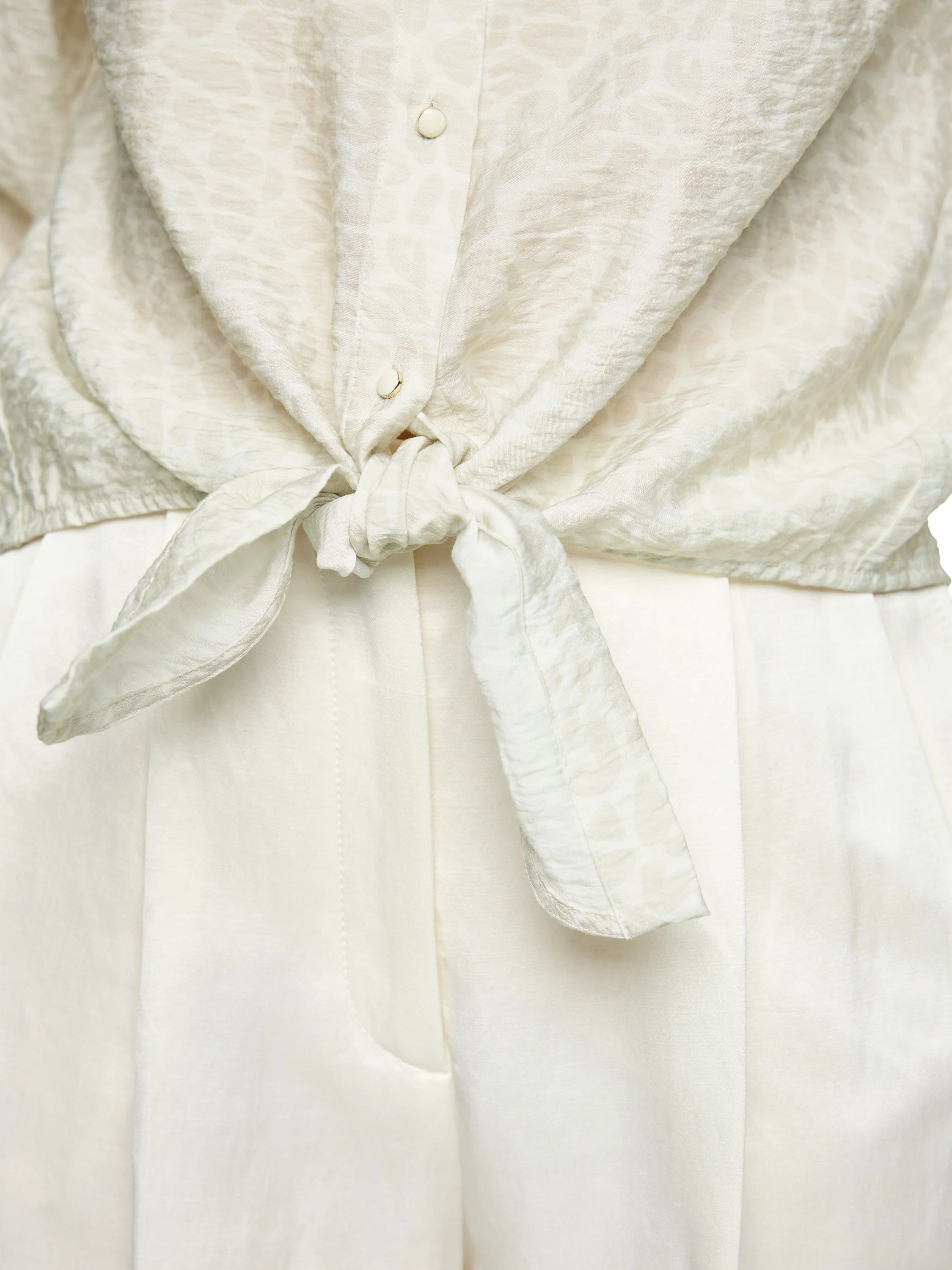 Bluse mit Knotendetail - Image 3