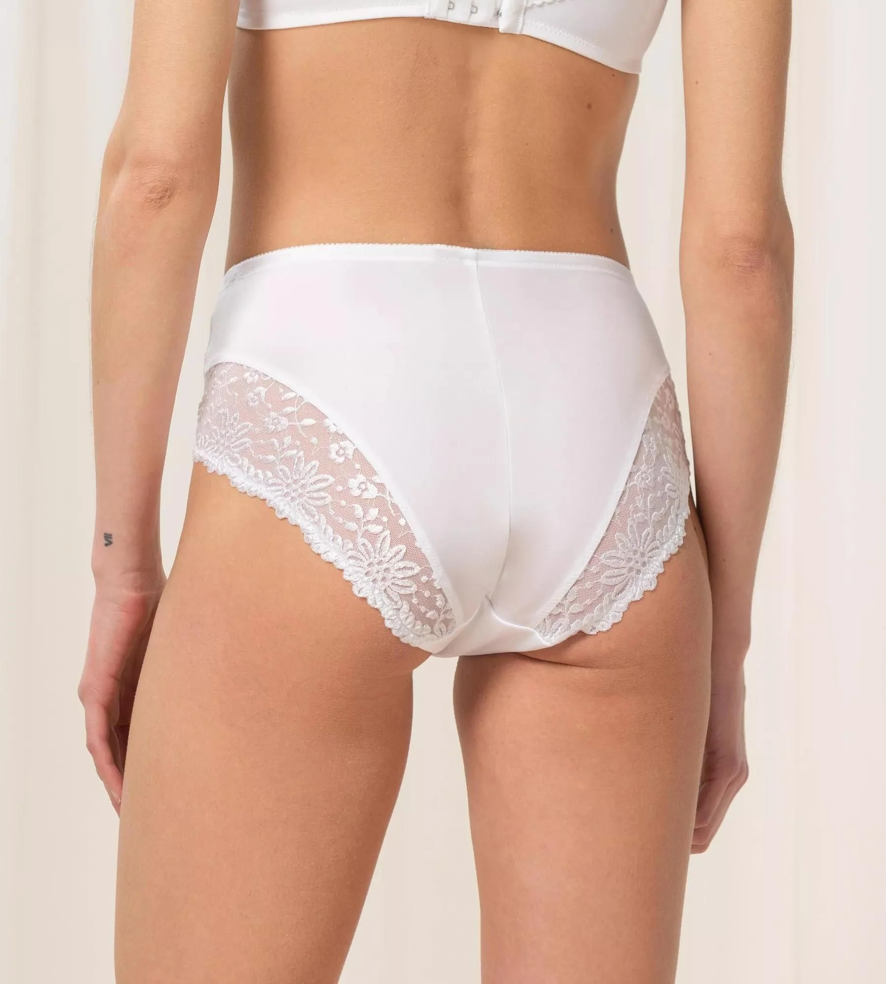 Hochgeschnittener Slip mit Spitzendetails - Image 3