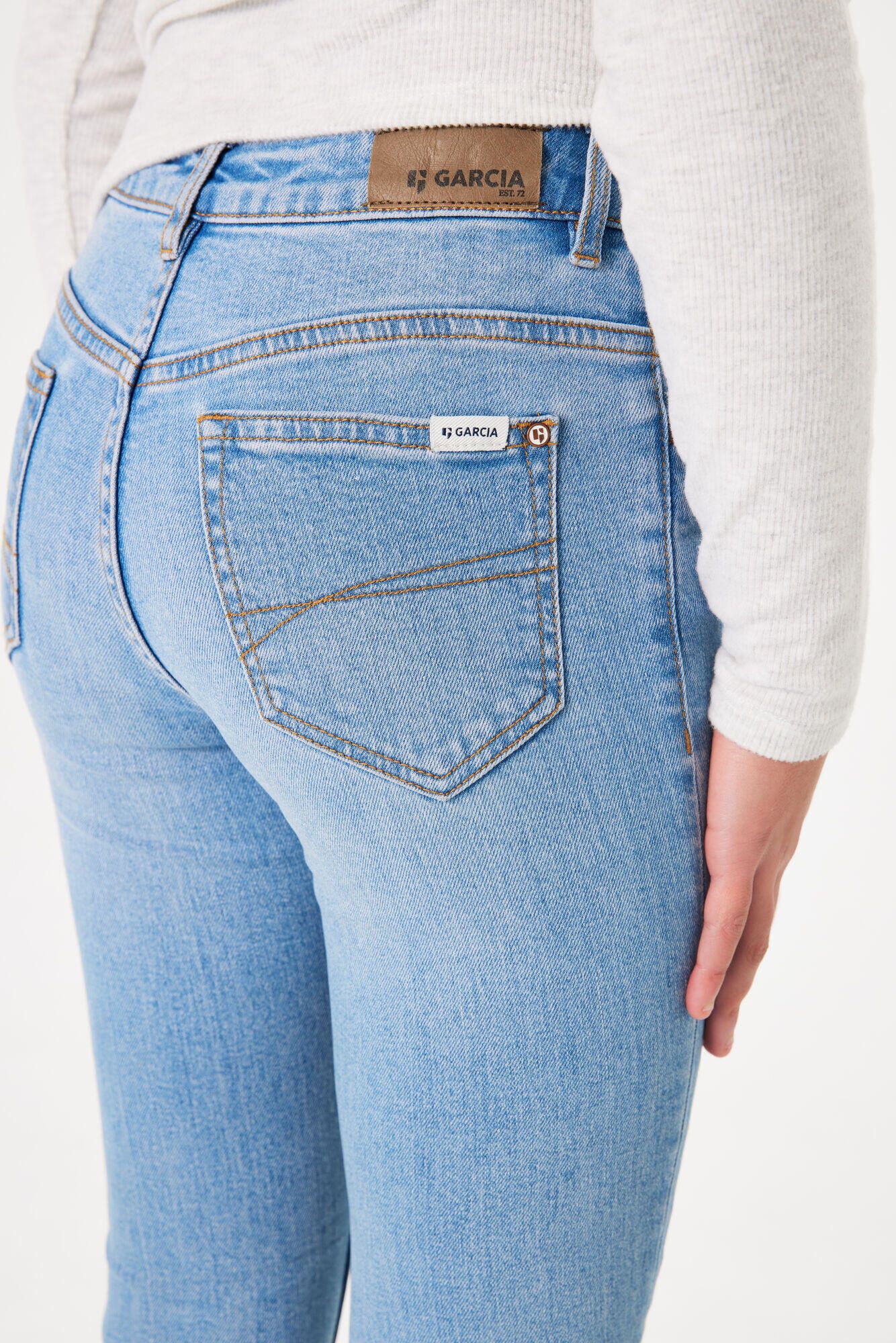 Jeans mit ausgestelltem Bein - Image 5