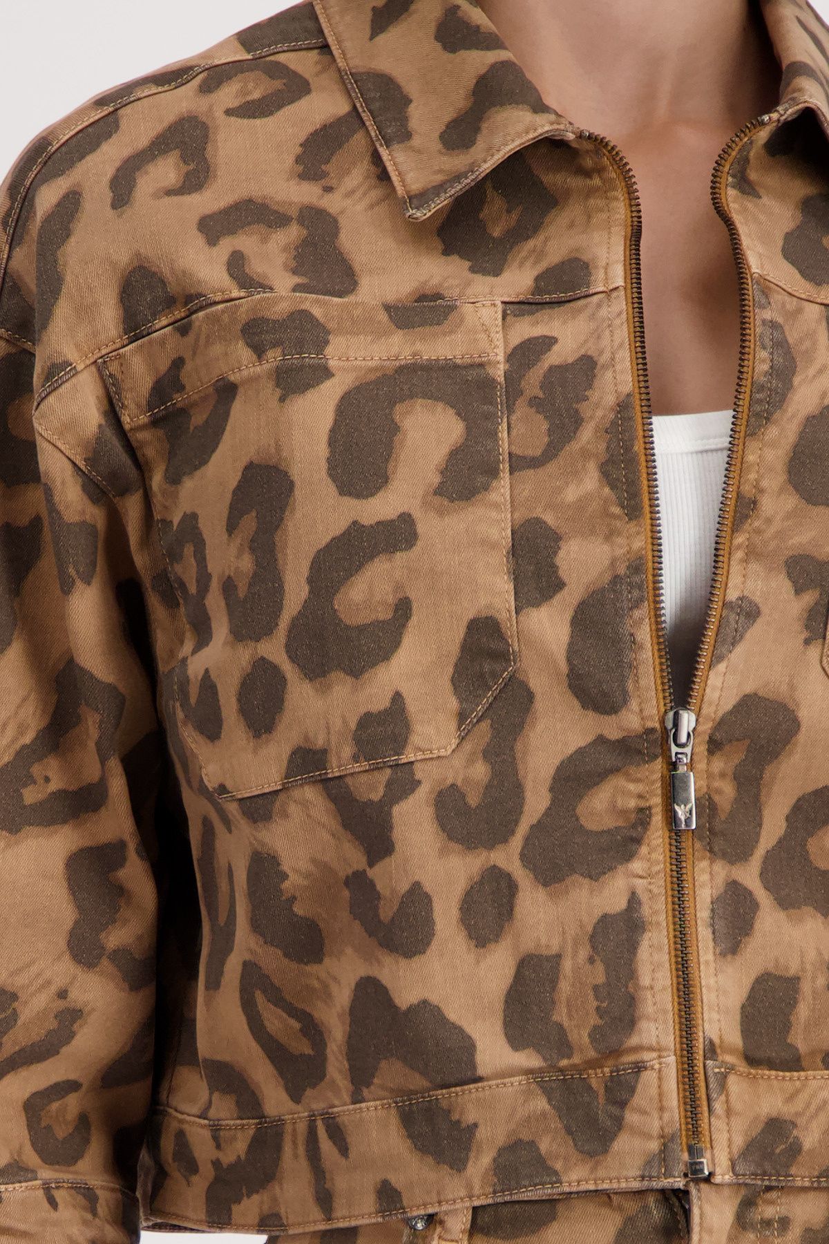 Jeansjacke cropped mit Leopardenmuster - Image 6