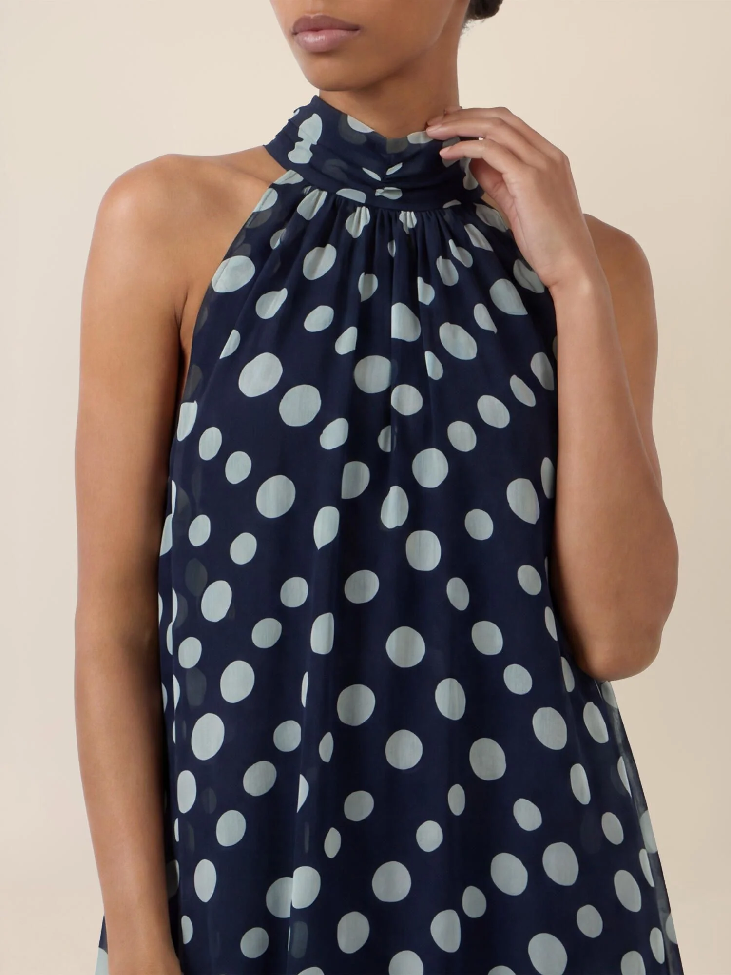 Neckholderkleid Maxi mit Volantsaum - Image 6