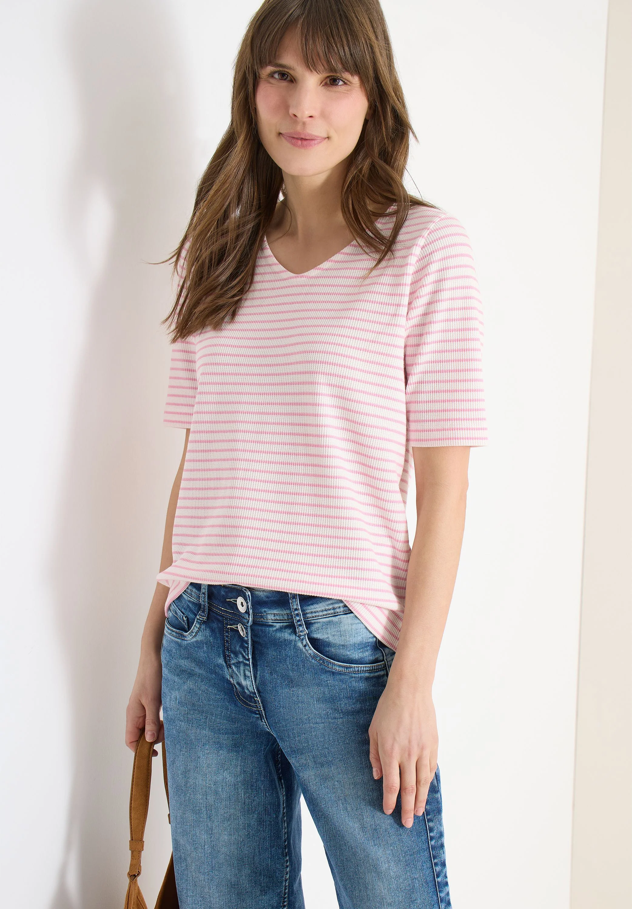 T-Shirt mit gerundetem V-Ausschnitt - Image 4