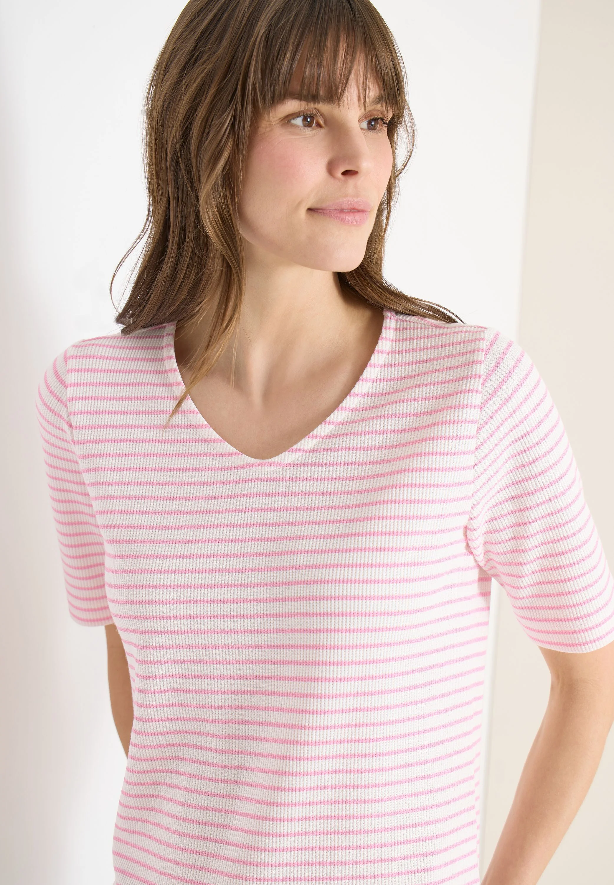 T-Shirt mit gerundetem V-Ausschnitt - Image 5