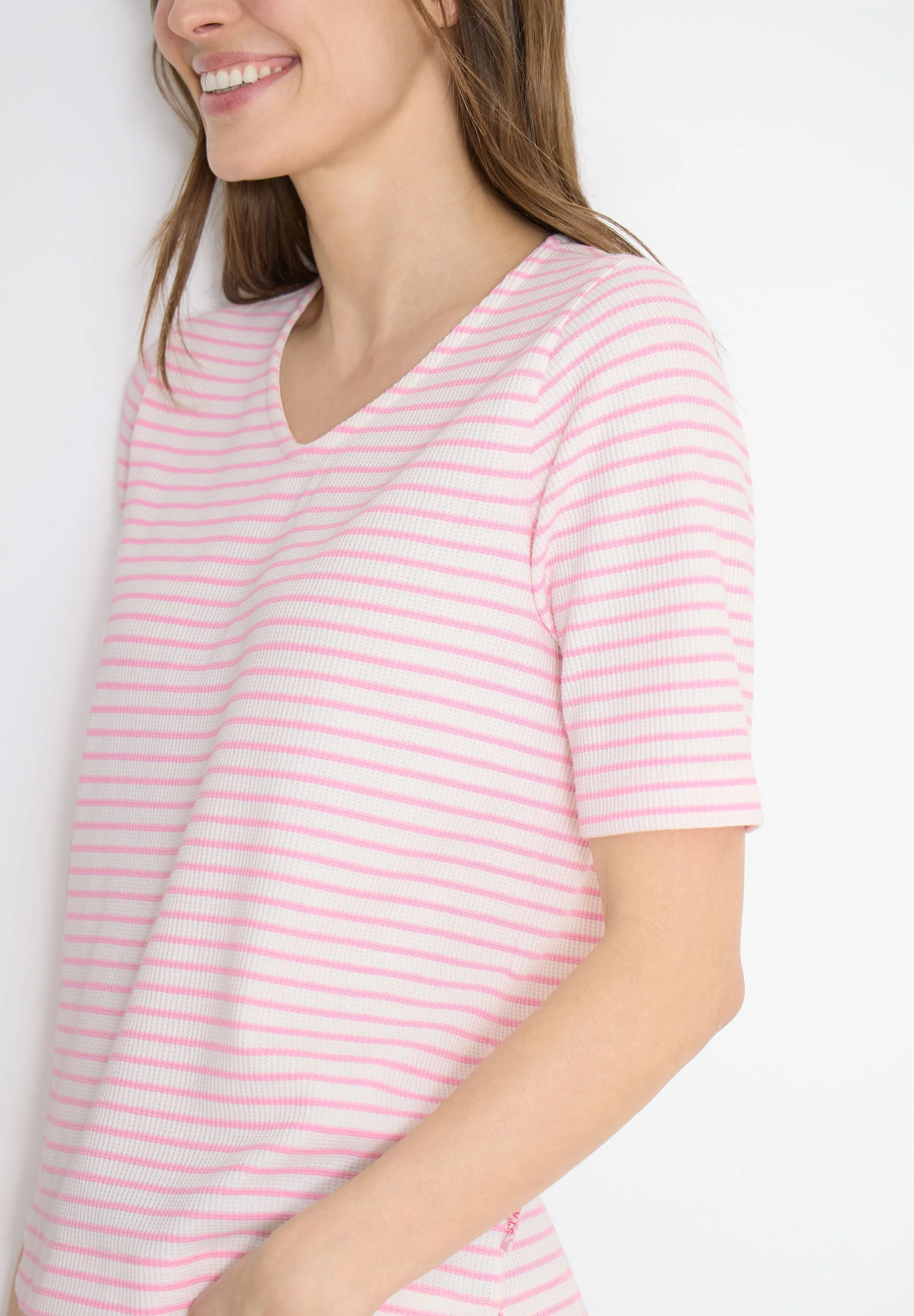 T-Shirt mit gerundetem V-Ausschnitt - Image 6