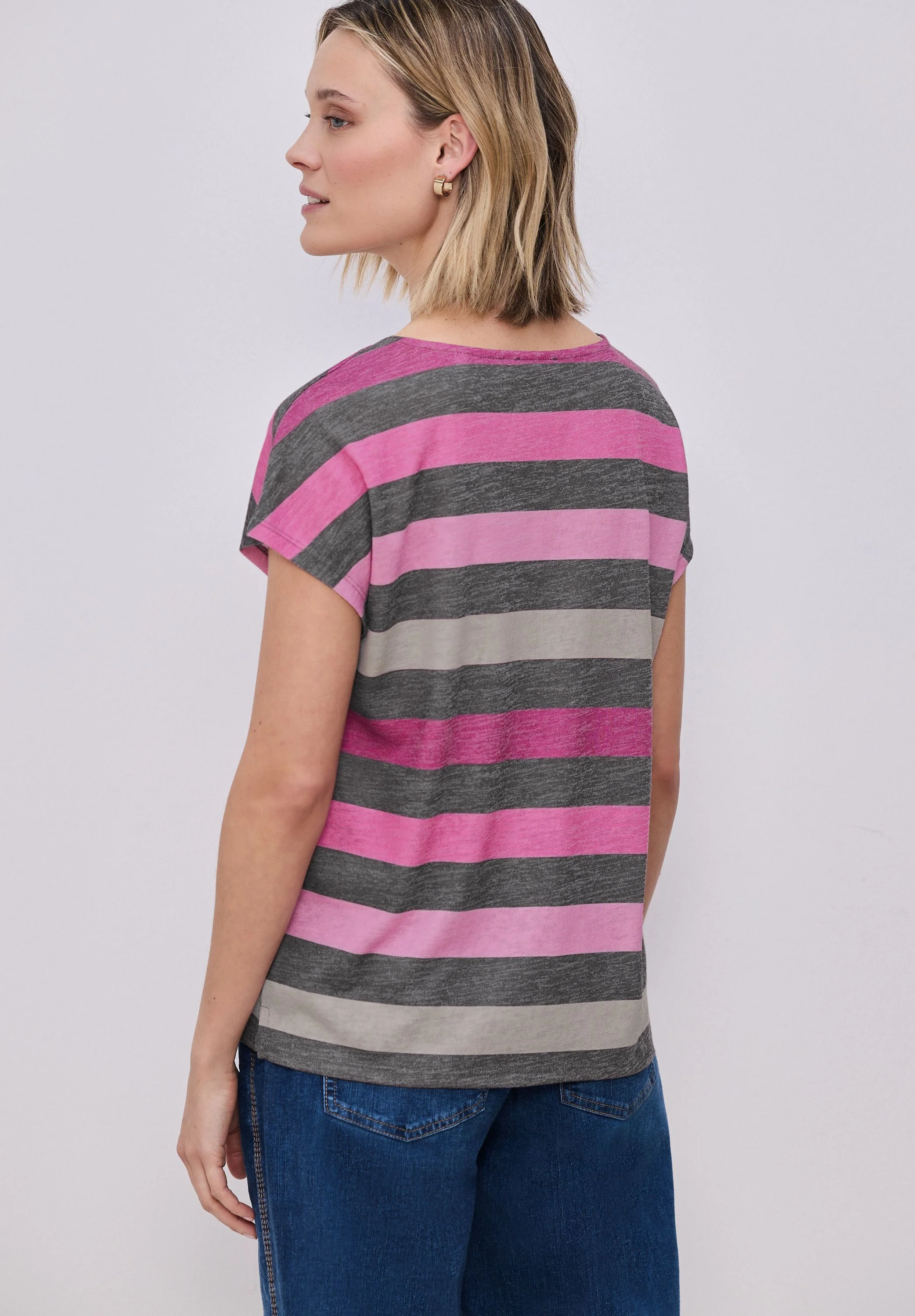T-Shirt mit gerundetem V-Neck - Image 2