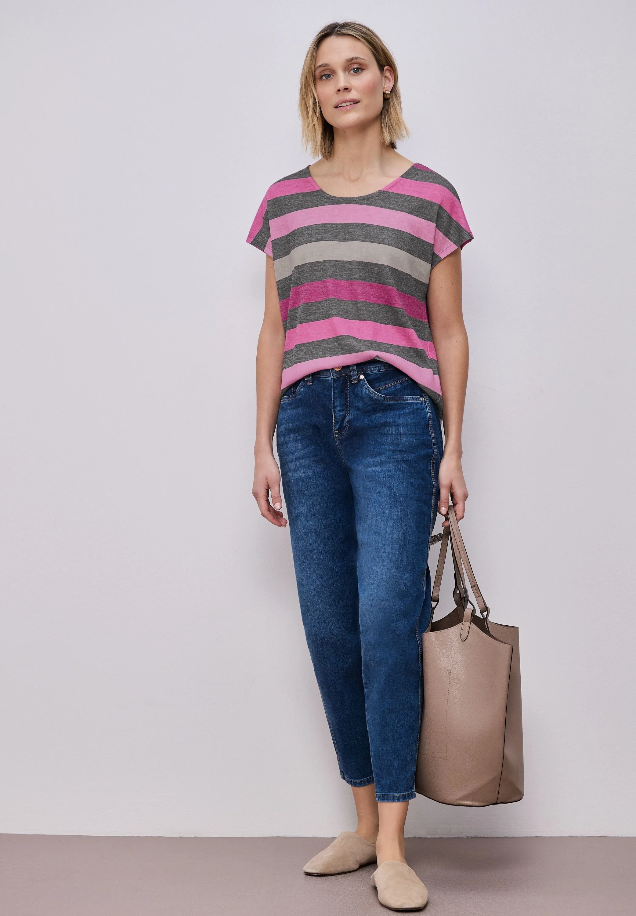T-Shirt mit gerundetem V-Neck - Image 4