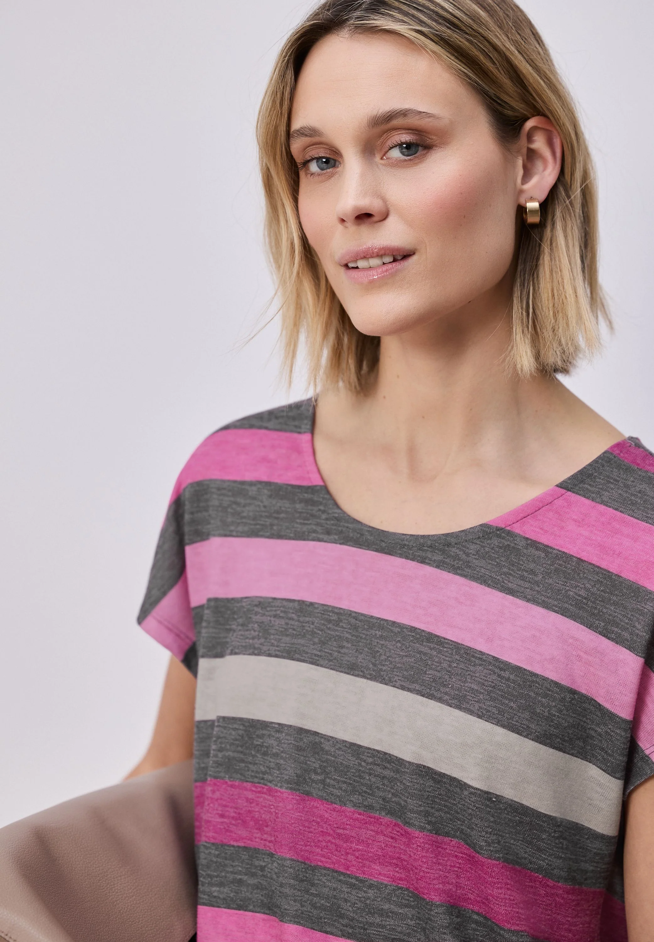 T-Shirt mit gerundetem V-Neck - Image 5