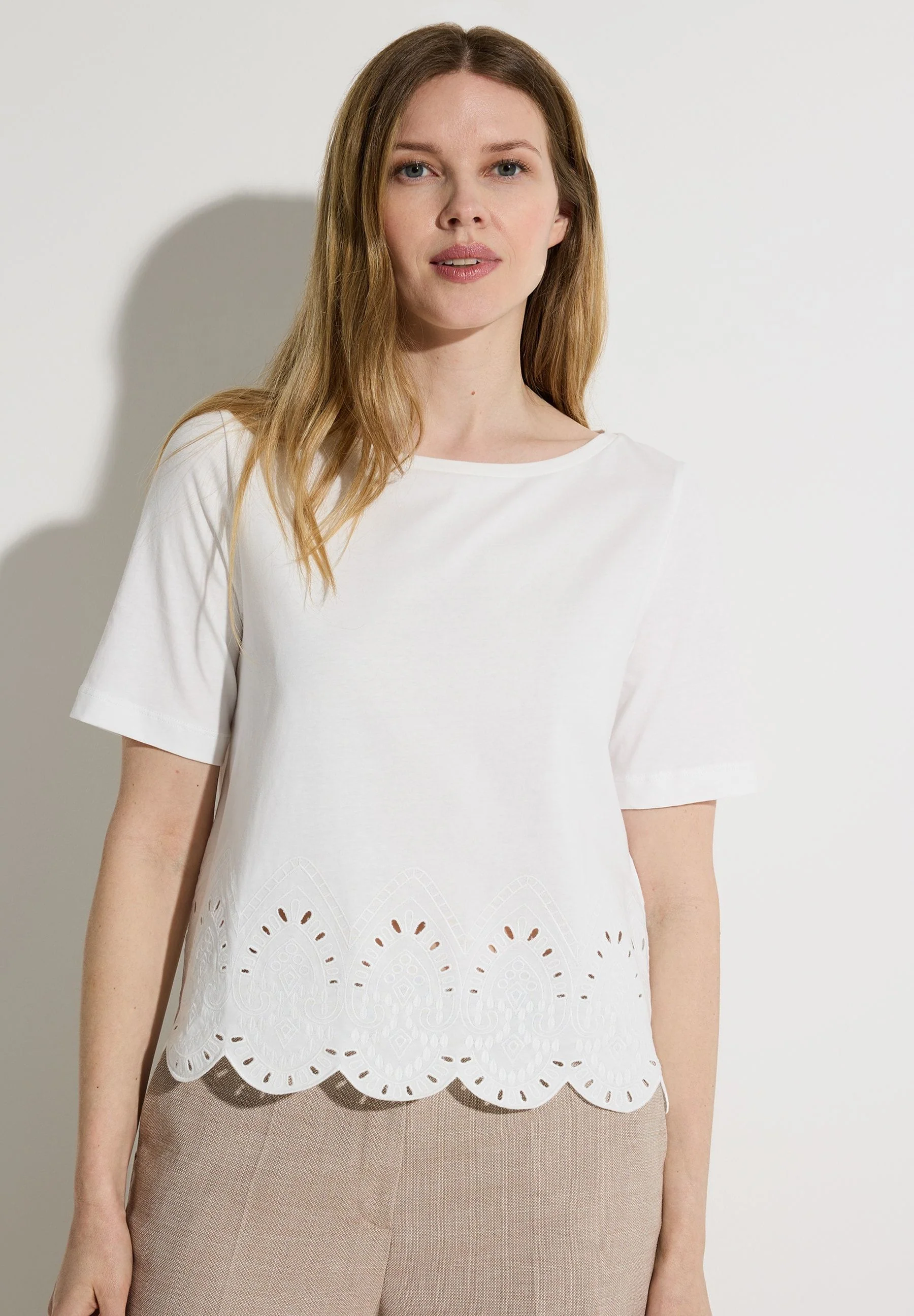T-Shirt mit Spitzensaum - Image 3
